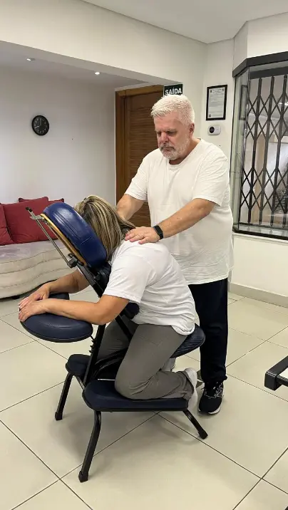 Valter A. Sancho Quiles realizando atendimento na cadeira de Quick Massage