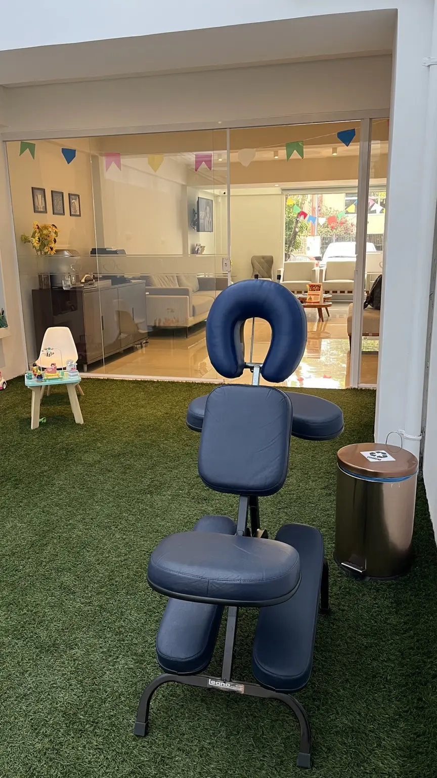 Cadeira de Quick Massage preparada no ambiente de atendimento
