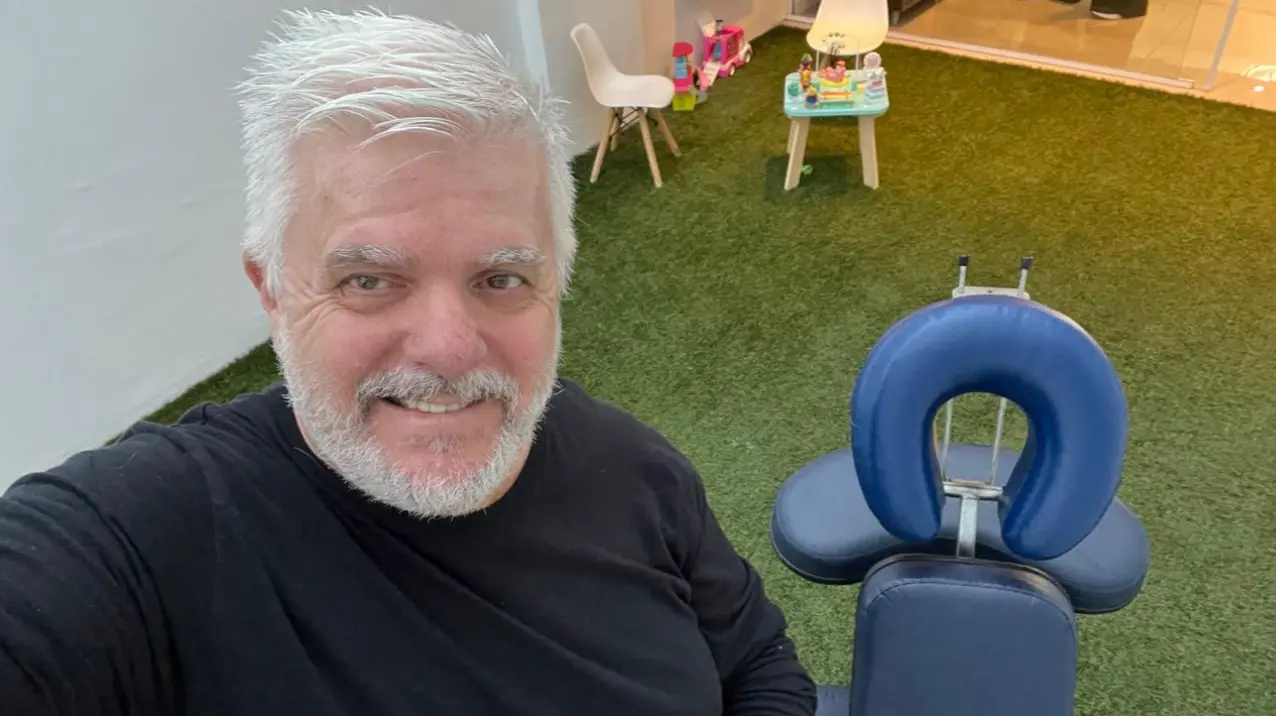 Valter A. Sancho Quiles no espaço de atendimento com a cadeira de Quick Massage
